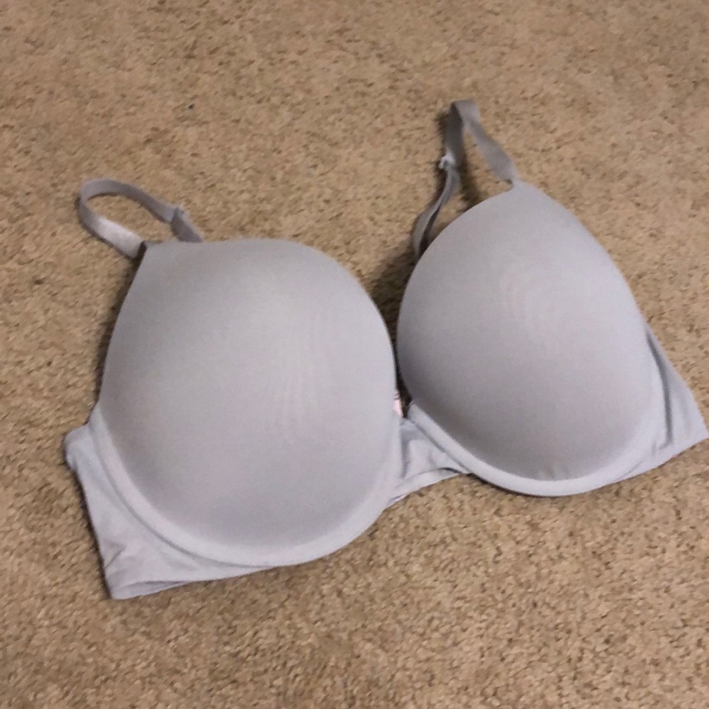 VS “body” gray bra good cond. 38D